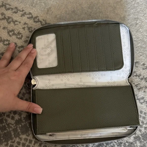 Jewell by Thirty-one Camouflage Women’s Wallet - Picture 2 of 6